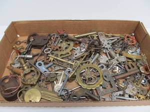 lot 95 image: Large Lot of Vintage & Antique Keys 