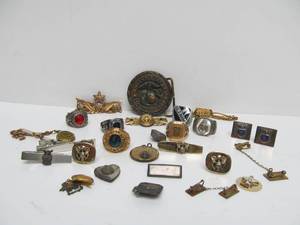 lot 101 image: Great Lot of Old Vintage US Military Rings, Pins Cufflinks etc