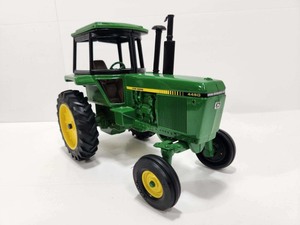 lot 253 image: Like-New JOHN DEERE Ertl Diecast Metal Tractor