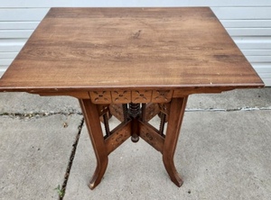 lot 280 image: Nice Antique Eastlake Lamp Table