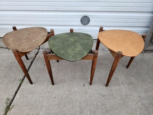 lot 283 image: Great Look Set of 3 Mid Century Tri-Legged Nesting Tables