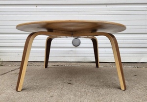 lot 291 image: Nice Mid Century Eames Style Convex Round Coffee Table