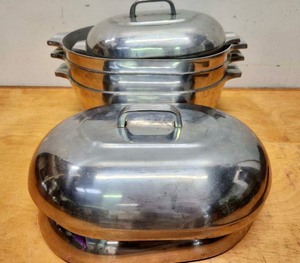 lot 296 image: Fantastic Lot of 4 Vintage Wagner Ware MAGNALITE Aluminum Roasters wLids