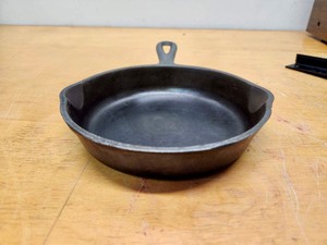 lot 298 image: Vintage WAGNER WARE Cast Iron Skillet