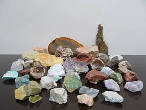 lot 186 image: Very Nice Lot of Rocks, Agates, Amethyst & Others