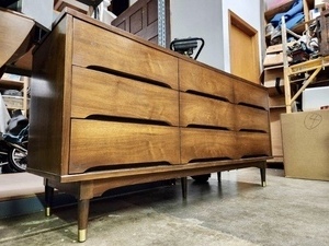 lot 7 image: Excellent Mid Century 9-Drawer Dresser