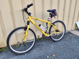 lot 172 image: Very Nice CANNONDALE Silk Trail 400 Mens Bicycle