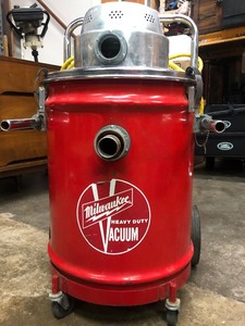 lot 327 image: Excellent Working Vintage MILWAUKEE Heavy Duty Shop Vacuum