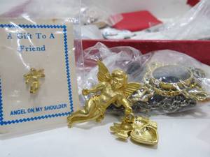 lot 316 image: Lot of Assorted CatholicReligious Items