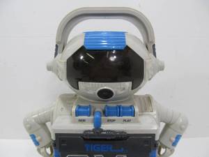lot 318 image: Vintage 90s Tiger Electronics 2-XL Talking Robot