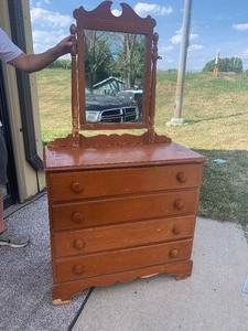 lot 328 image: Dovetailed Vintage 4-Drawer Dresser wMirror