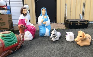 lot 358 image: Vintage Blow Mold Nativity Set