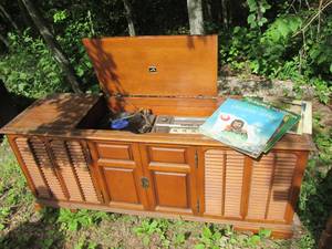 lot 12 image: Vintage Wood entertainment buffet