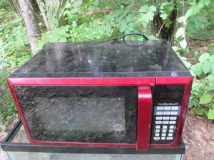 lot 14 image: Red and black Hamilton Beach microwave