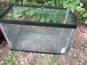 lot 15 image: 30 gallon glass aquarium tank