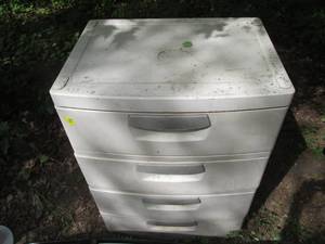lot 16 image: Plastic 4-drawer storage organizer
