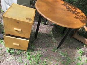 lot 18 image: wood top round table