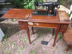 lot 24 image: Vintage Singer Sewing machine