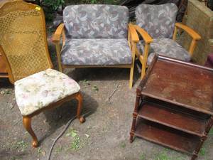 lot 35 image: Padded Waiting room furniture