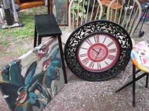 lot 39 image: Abstract yet complimenting lot with wood chairs, folding table,