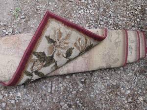 lot 58 image: Floral area rug