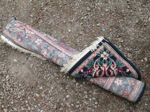 lot 60 image: Floral area rug