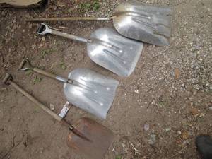 lot 72 image: Lot of 4- scoop shovels