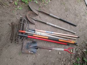 lot 73 image: Collection of metal rakes, spades etc