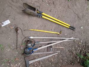 lot 77 image: Outdoor long handle tools
