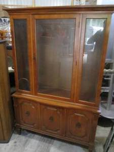 lot 5 image: Vintage wood Display Hutch.