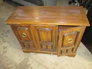 lot 90 image: Vintage Wood console cabinet