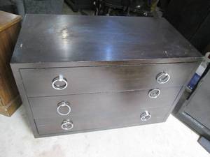 lot 91 image: Modern style wood 3-drawer dresser