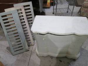 lot 101 image: Vintage wood 3-drawer dresser