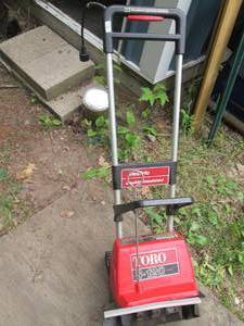 lot 110 image: Toro S-120 electric snow shovel