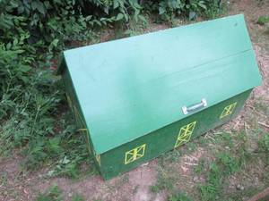 lot 254 image: Green and yellow storage box
