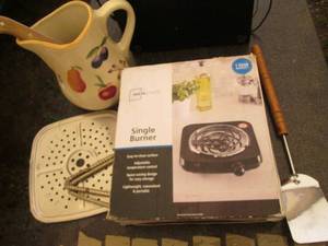 lot 257 image: Used single burner and other kitchen items