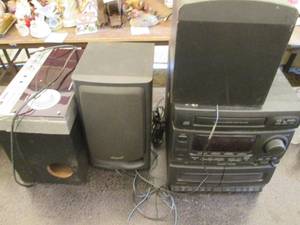 lot 258 image: Aiwa bookshelf stereo and Durham system