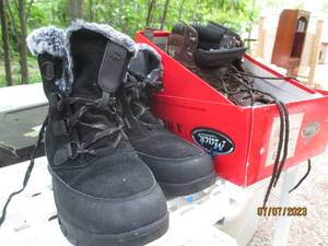 lot 166 image: Mens size 9 Mack steel toe boots