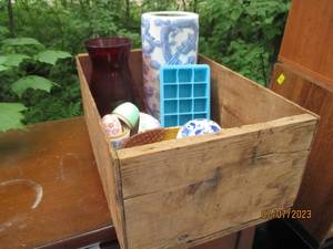 lot 177 image: Vintage Wood crate with hoke decor