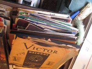 lot 213 image: Stack of vinyl record albums