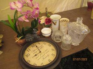 lot 225 image: Floral themed home decor