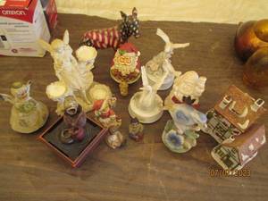 lot 233 image: Bird, Angel and Christmas themed decor