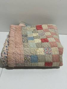 lot 15 image: Vintage Quilt #3