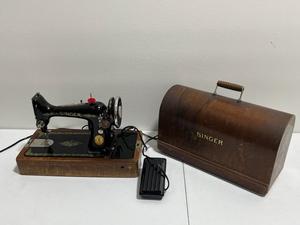 lot 18 image: Vintage 1929 Model 99 Singer Sewing Machine with Foot Pedal