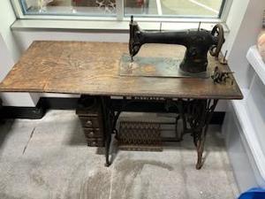 lot 44 image: Antique Singer Sewing Machine with Wood Top and Cast Iron Base