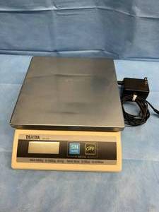 lot 11 image: TANITA General Purpose Scale - &nbspCommercial Grade Scale, 35 oz (1 kg) CapacityPerfect For Restaurant & Laboratory Applications Great Working Condition