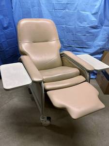 lot 54 image: Lumex 566G-KIT Mobile Deluxe Clinic Patient Care Recliner Geri Chair Ultimate Wide Comfort - With Side Tables