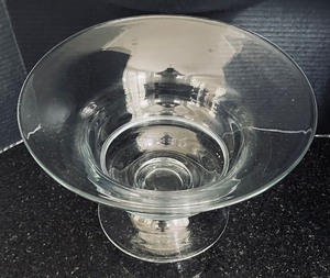lot 30 image: Lovely Large Clear Glass Pedestal Serving Bowl