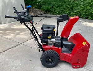lot 73 image: Toro Snowblower