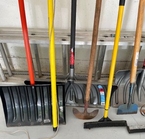 lot 75 image: Long Handled Tool Lot